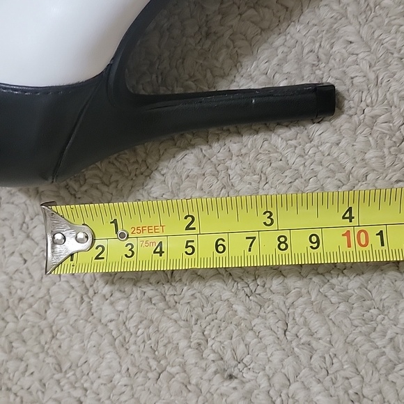 NWOT Guess black and White 4 inches sexy heeled shoes - Picture 6 of 10